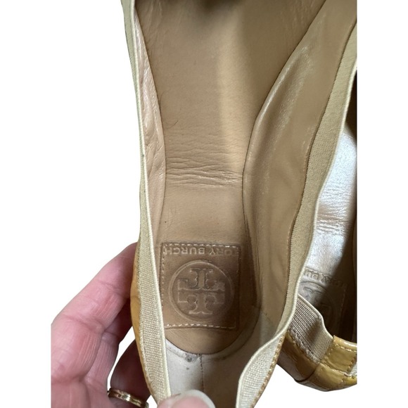 Tory Burch luxury Caroline Beige Camel Patent Leather‎ Gold Logo Ballet Flat 8.5 - Picture 2 of 9